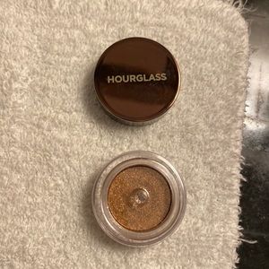 Hourglass scattered lights in ray